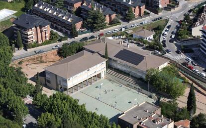 Una escola amb plaques solars.