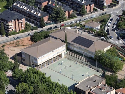 Una escola amb plaques solars.