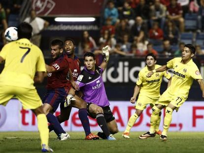 Villarreal&#039;s Javier Aquino (r) shoots to score his team&#039;s second against Osasuna.