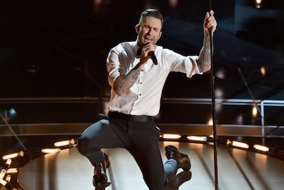 El cantante Adam Levine, del grupo Maroon 5, interpreta el tema 'Lost Stars', de la banda sonora de la película 'Begin Again'.