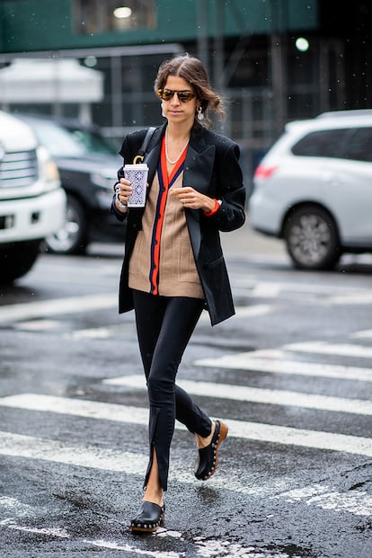 Horas después el fenómeno ya había llegado a la calle. El street style se había apoderado de la tendencia, combinándola en decenas de looks y estilos diferentes, y la había convertido en auténtica moda de manos de it-girls tan icónicas como Leandra Medine.