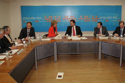 Mariano Rajoy, conversa con la presidenta de la Comunidad de Madrid, Esperanza Aguirre, durante la reunión en Genova.