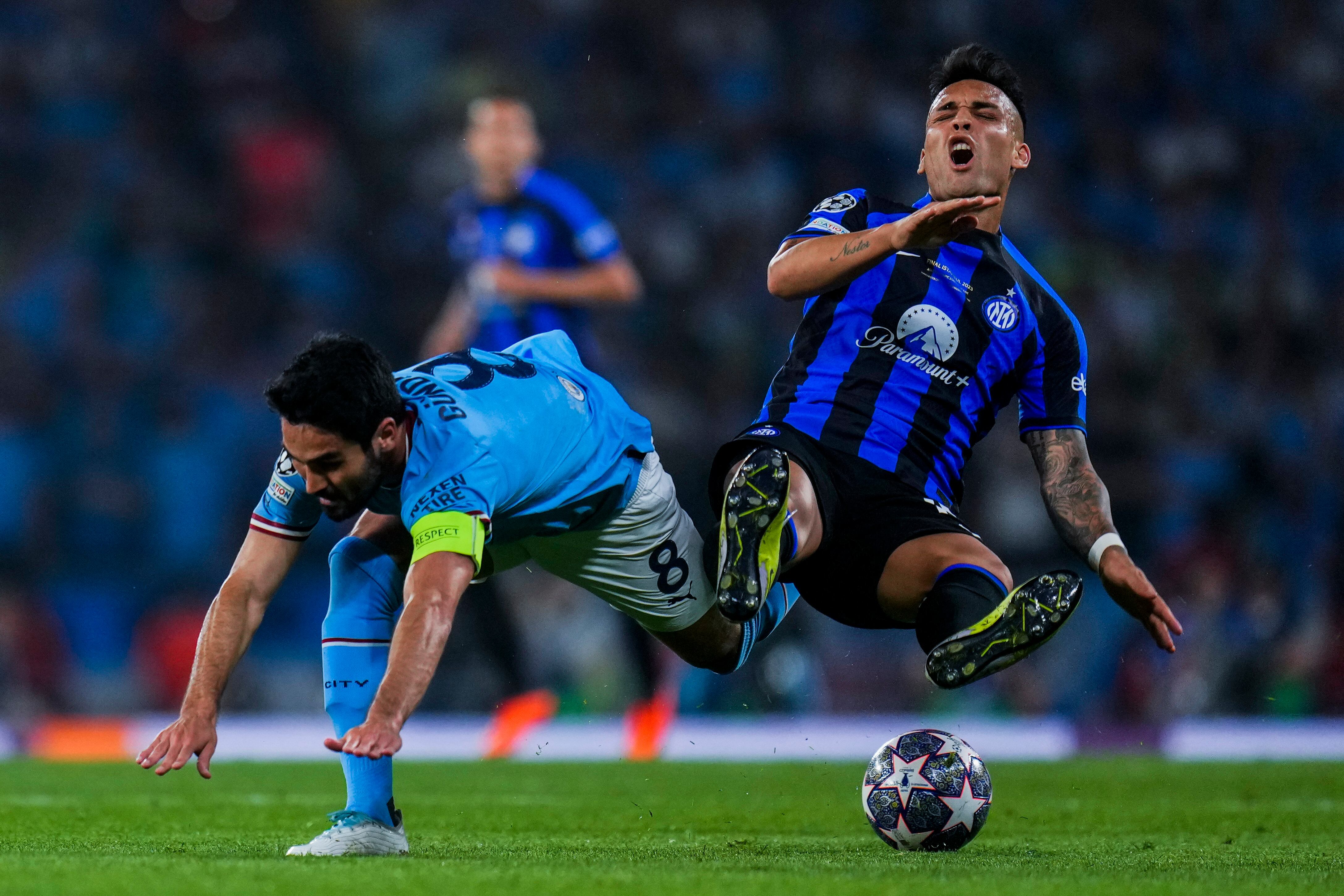 Gundogan (a la izquierda) disputa el balón con Lautaro Martínez.