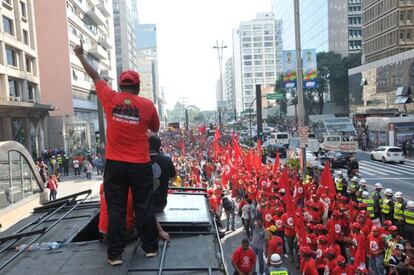 Manifestantes na avenida Paulista, nesta quinta.