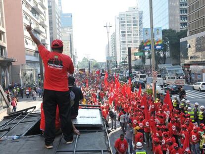 Manifestantes na avenida Paulista, nesta quinta.