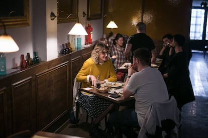 Clients en un bar de Barcelona, l'última nit abans del tancament el 15 d'octubre.