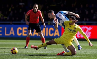 Pablo Fornals lucha por la pelota con Mario Hermoso.