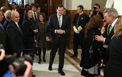 El presidente del Gobierno, Mariano Rajoy (en el centro), llega al Congreso de los Diputados. Detrás de él, la vicepresidenta del Gobierno, Soraya Sáenz de Santamaría.