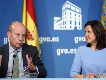 M&aacute;ximo Buch, con la consejera portavoz, Mar&iacute;a Jos&eacute; Catal&agrave;, tras el pleno del Consell.