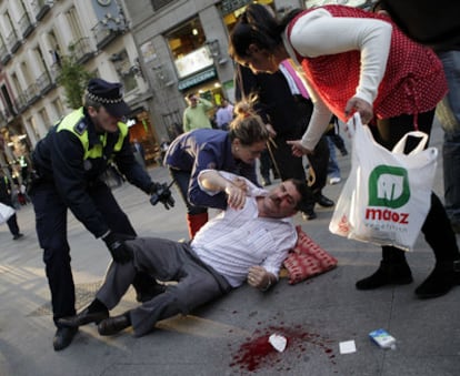 Antonio Castro Pimentel lies wounded in the Puerta del Sol.