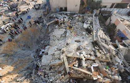 Cráter provocado por un ataque israelí, este lunes en Al Mawasi, en el sur de Gaza.