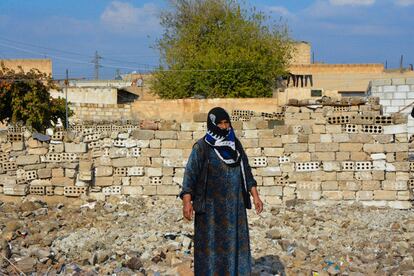 Zalya Ali Hasan tiene 65 años y posa frente a las ruinas de su hogar. Asegura que las excavadoras que utilizaron las fuerzas kurdas para encontrar a los terroristas destrozaron tanto su casa como la de los demás vecinos. Miles de habitantes de la zona huyeron de los combates tras el aviso de las autoridades. Hasta el momento no ha recibido ninguna ayuda para reconstruir su hogar y se ha tenido que ir a vivir con su hijo.