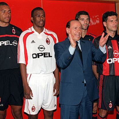 Berlusconi, durante la presentación de Dida, Roque Júnior, Comandini y Brncic, en julio de 2000.