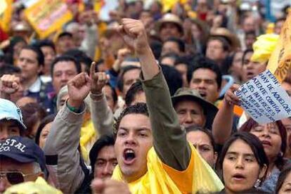 Seguidores de Andrés Manuel López Obrador se manifiestan ante la sede del Tribunal Electoral.