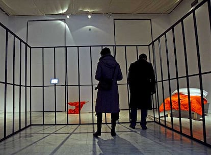 Dos personas contemplan la exposición <i>Guantanamo Museum.</i>