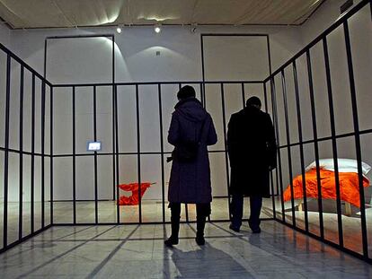 Dos personas contemplan la exposición <i>Guantanamo Museum.</i>