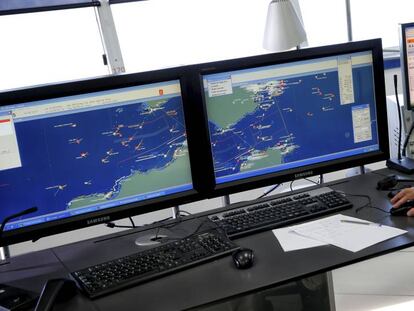 Un controlador observa las pantallas con el tr&aacute;fico mar&iacute;timo en el Estrecho.