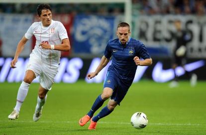 Ribéry se marcha de un futbolista serbio.