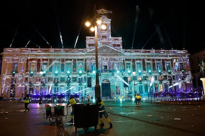 Limpieza tras la celebracin del A?o Nuevo en la Puerta del Sol, este mircoles en Madrid