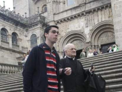 El de&aacute;n saliendo de la catedral 