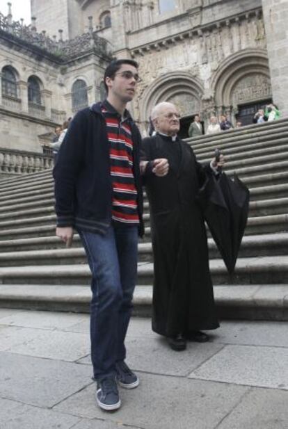 El de&aacute;n saliendo de la catedral 