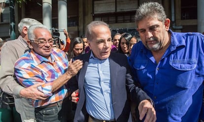 El opositor Manuel Rosales (c) sale del Palacio de Justicia este miércoles en Caracas, una semana después de ser liberado de prisión.