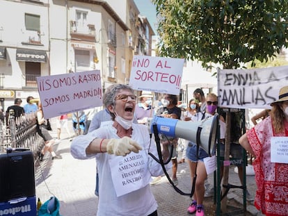 Comerciantes ambulantes del Rastro protestan en la plaza de Cascorro el pasado mes de julio