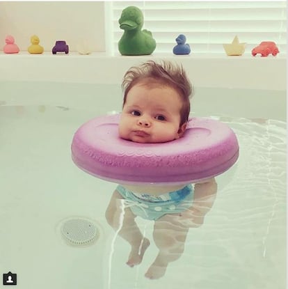 Momento de reflexión de la bebé Milla. Desde el 'spa' australiano Baby Spa Perth, que acoge a niños desde su nacimiento hasta los 6 meses, aseguran que la hidroterapia puede llegar a beneficiar el sistema cardiovascular de los pequeños. A falta de evidencia científica, sí parece claro que los relaja y entretiene.