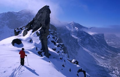 La isla de Baffin es el desolado y brutal hogar de los inuit, con montañas que rozan las nubes y una isla que concentra a la mitad de la población de Nunavut. La joya de la isla es el Auyuittuq National Park, cuyo nombre significa la tierra que nunca se derrite y, de hecho, su zona oriental está cubierta por glaciares, fiordos y acantilados de vértigo; un atractivo irresistible para excursionistas y escaladores, y más de un oso polar. Baffin también es un centro de arte inuit y en sus diminutos pueblos proliferan estudios donde se realizan tallas, estampados y tejidos de alta calidad. La región de Baffin abarca la constelación de islas situadas al este de Nunavut y el Ártico. Se extiende desde las illas de James Bay hasta los picos de la isla Ellesmere, 3.000 kilómetros al norte. <p> Más información en la nueva guía Lonely Planet de Canadá, 'Lo mejor de Canadá' y en www.lonelyplanet.es</p>