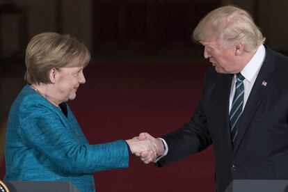 Donald Trump aperta a mão da chanceler alemã, Angela Merkel.