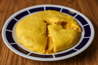 Tortilla melosa al estilo de Betanzos, de la Falda, elaborada con huevos de gallinas de Mos.