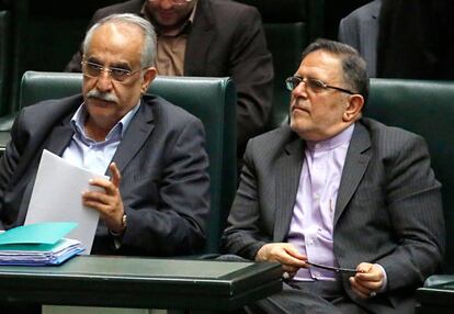 El gobernador del Banco Central iraní, Valiollah Seif, a la derecha, en un acto el pasado agosto