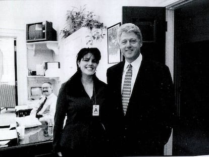 Fotografía de Monica Lewinsky y Bill Clinton en la Casa Blanca tomada a mediados de los años noventa.