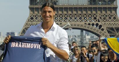 Zlatan Ibrahimovic posa en París con la camiseta del PSG.