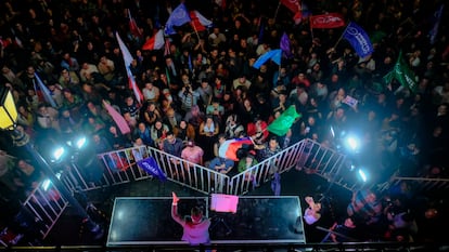 Simpatizantes del Frente Amplio asisten a un mitin de Gonzalo Winter, en abril de 2025. 