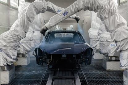 Los robots de pintura aplican la primera capa de protección a la carrocería de un Panamera.