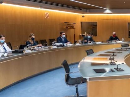 Imagen de la reunión del diálogo social sobre el Plan de Reconstrución entre el Gobierno y los líderes patronales y sindicales, en el Ministerio de Economía.