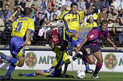 Rivaldo intenta avanzar entre Gracia y Quique Álvarez.