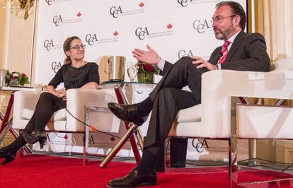 La canciller canadiense, Chrystia Freeland, y su hom&oacute;logo mexicano, Luis Videgaray, este martes en Toronto.