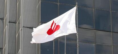 Bandera con el logotipo de Banco Santander