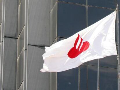 Bandera con el logotipo de Banco Santander