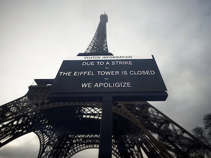 Un cartel anuncia la huelga en la torre Eiffel, el 19 de febrero.