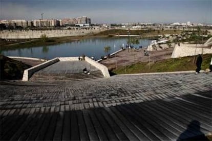 Parque de Cabecera, en Valencia, que recorre un kilómetro de la ribera del Turia, obra del arquitecto Eduardo de Miguel.