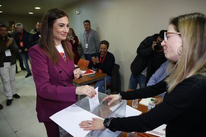 La candidata a la Secretaría General del PSOE de Extremadura, Lara Garlito, vota este sábado en Cáceres.