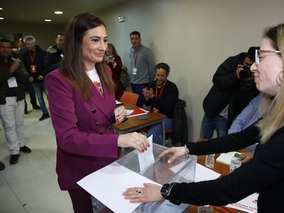 La candidata a la Secretaría General del PSOE de Extremadura, Lara Garlito, vota este sábado en Cáceres.