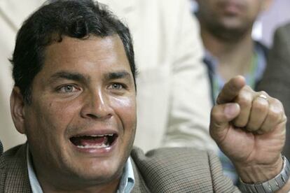 Rafael Correa se dirige a los periodistas desde la sede de su partido en Quito, tras conocerse los resultados de las encuestas a pie de urna.