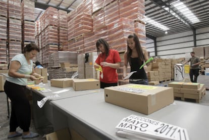 Nave donde se están preparando las urnas y papeletas para las elcciones del 22 de mayo.