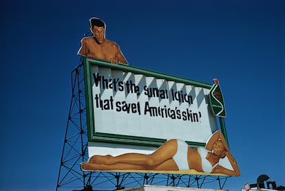 Valla publicitaria en 1962 de la loción solar Sea & Ski, una marca estadounidense hoy desaparecida y cuyos productos tenían un inconfundible olor a coco.