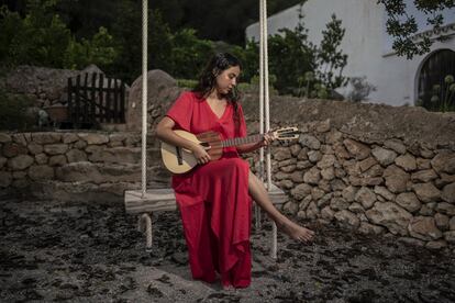 Silvana Estrada, compositora y cantautora mexicana, en la isla de Ibiza, donde dará un concierto.