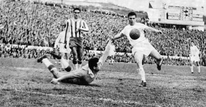 Puskas marca un gol ante Piris, portero del Granada, en la temporada 1959-1960.